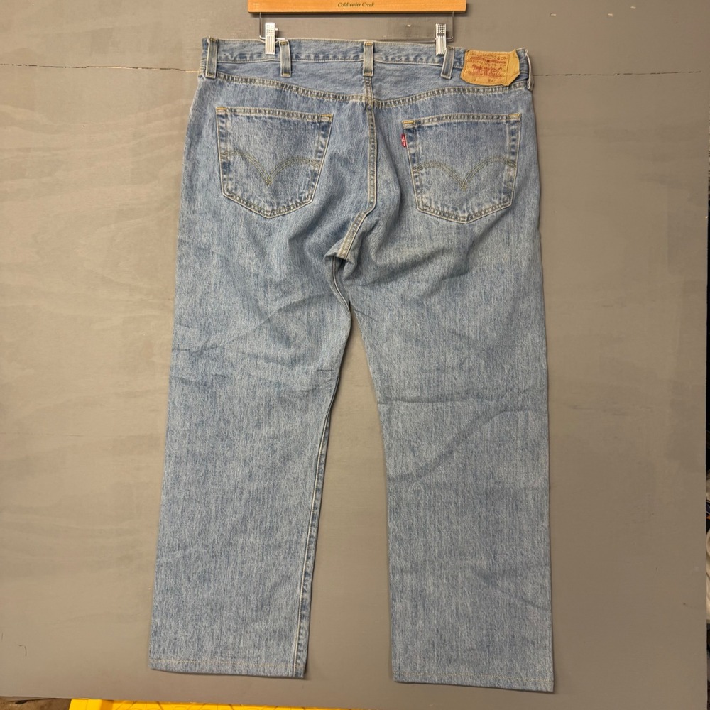 Levis 501 Original Fit Mens Light Wash Blue Straight Leg Denim Jeans W42 L32 - Picture 2 of 5